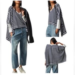 Free People We the Free Main Squeeze V Neck
Sweatshirt NAVY/WHITE